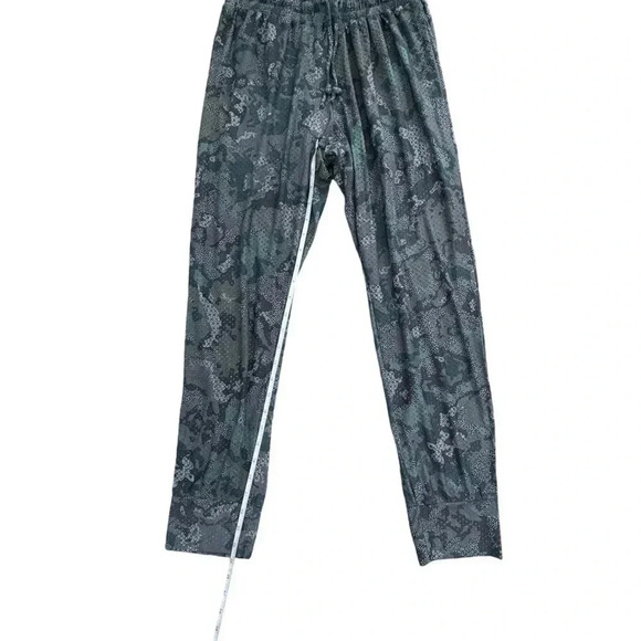 Maaji gray/blue camo athletic stretch 3 quarter length pants, Size Medium - Picture 11 of 11